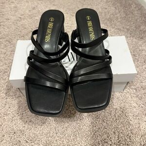 Women’s DreamPairs Black Strappy 2in Block Heel Sandal Size 6 NWT